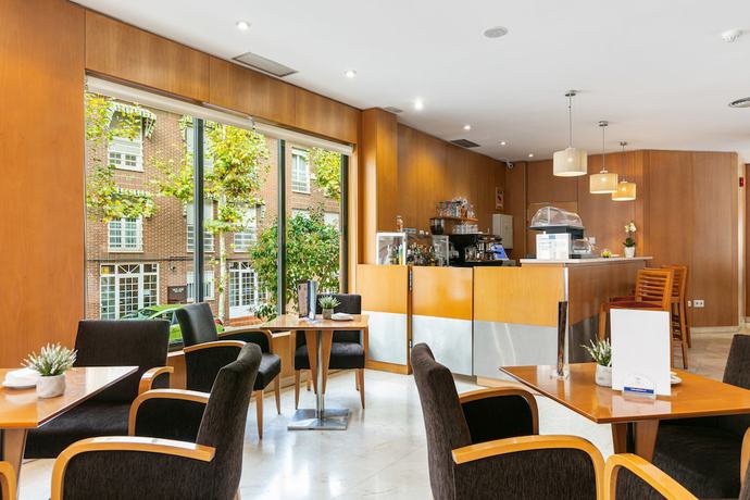 Imagen del bar/restaurante del Hotel Globales de los Reyes. Foto 3