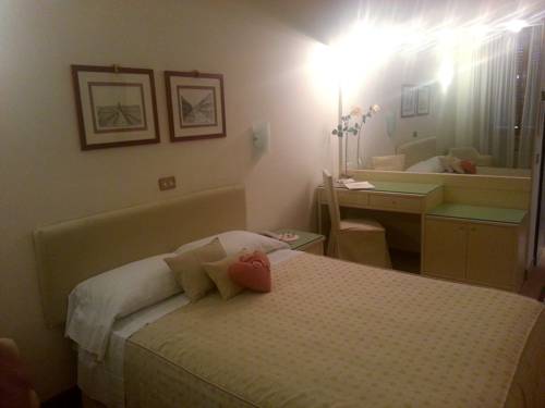 Imagen de la habitación del Hotel Globo, Spezzano. Foto 16