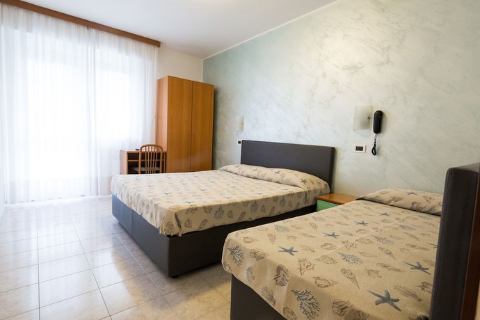 Imagen de la habitación del Hotel Gloria, Lignano Sabbiadoro. Foto 10