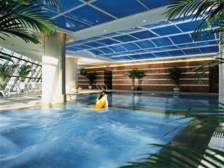 Imagen de la piscina del Hotel Gloria Plaza Beijing. Foto 5