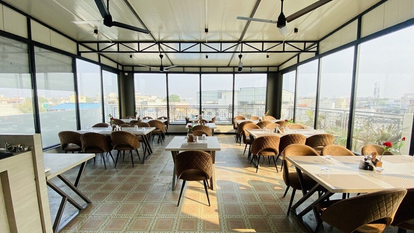 Imagen del bar/restaurante del Hotel Glorious Grand. Foto 3