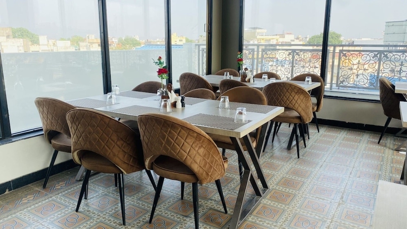 Imagen del bar/restaurante del Hotel Glorious Grand. Foto 5
