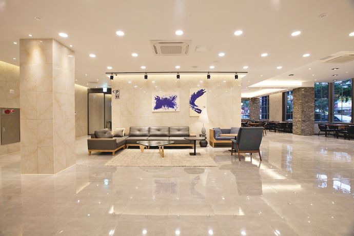 Imagen de los interiores del Hotel Gnb. Foto 18