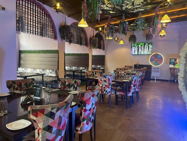 Imagen del bar/restaurante del Hotel Goa Country Club By Pearl Near Udyog vihar Yashobhoomi. Foto 2