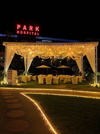 Imagen del bar/restaurante del Hotel Goa Country Club By Pearl Near Udyog vihar Yashobhoomi. Foto 6