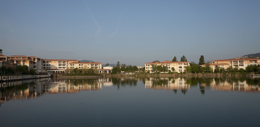 Imagen de los exteriores del Hotel Goélia Mandelieu Riviera Resort. Foto 6