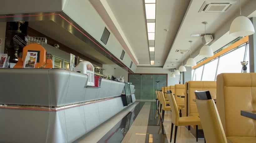 Imagen del bar/restaurante del Hotel Gokart. Foto 4