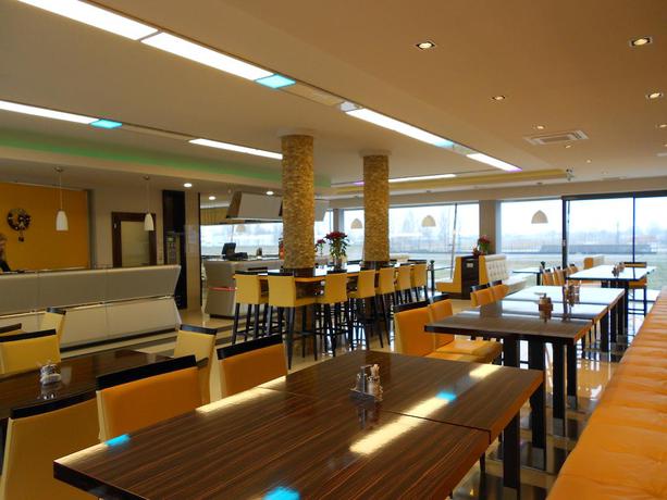 Imagen del bar/restaurante del Hotel Gokart. Foto 5