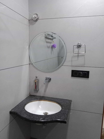 Imagen de la habitación del Hotel Gokul Dham Haridwar. Foto 12