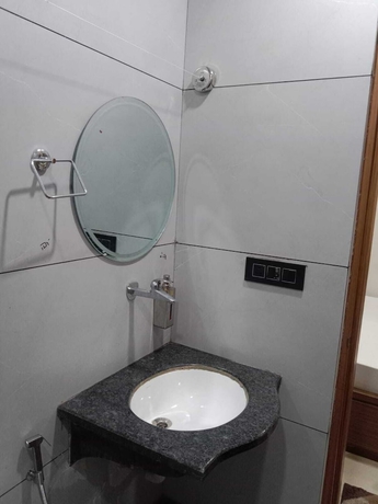 Imagen de la habitación del Hotel Gokul Dham Haridwar. Foto 14