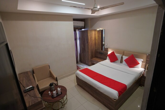 Imagen de la habitación del Hotel Gokul, Gandhidham. Foto 16