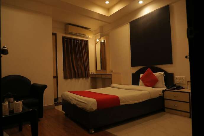 Imagen de la habitación del Hotel Gokul, Gandhidham. Foto 17