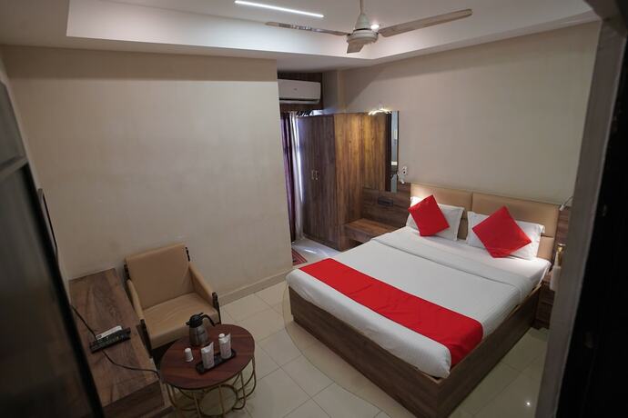 Imagen de la habitación del Hotel Gokul, Gandhidham. Foto 21