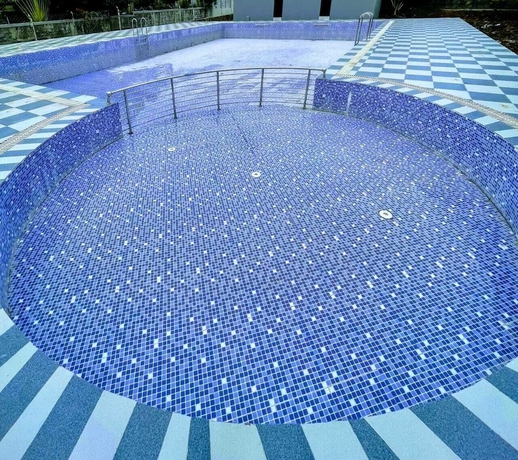 Imagen de la piscina del Hotel Gokul Resort. Foto 15