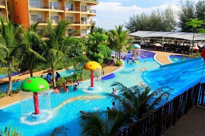 Imagen de la piscina del Hotel Gold Coast Morib International Resort. Foto 16