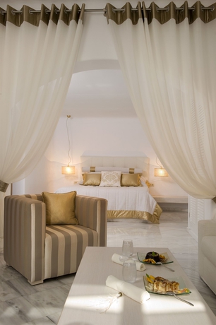 Imagen de los interiores del Hotel Gold Suites. Foto 13