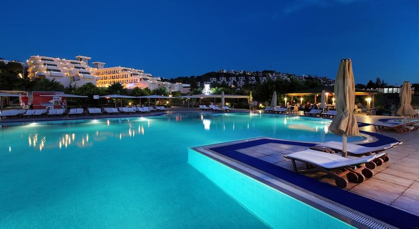 Imagen de la piscina del Hotel Golden Age Bodrum. Foto 7