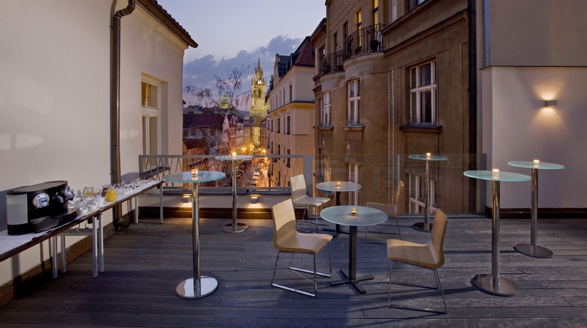 Imagen de los exteriores del Hotel Golden Angel. Foto 12