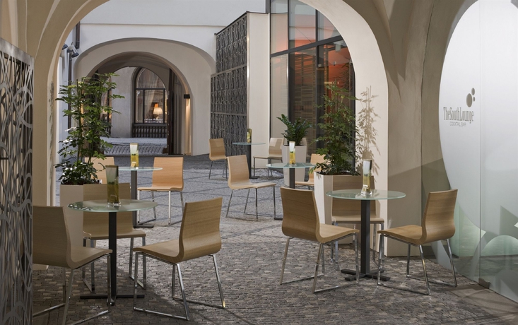 Imagen del bar/restaurante del Hotel Golden Angel. Foto 3