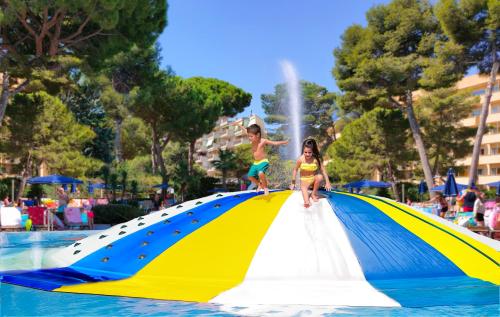 Imagen de la piscina del Hotel Golden Avenida Family Suites. Foto 20