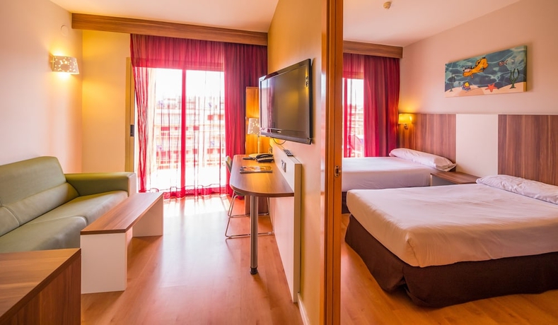 Imagen de la habitación del Hotel Golden Avenida Family Suites. Foto 7