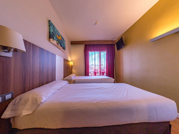 Imagen de la habitación del Hotel Golden Avenida Family Suites. Foto 9