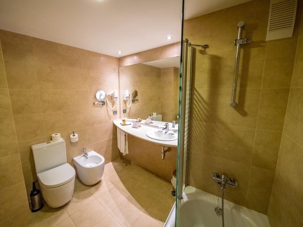 Imagen de la habitación del Hotel Golden Avenida Family Suites. Foto 10