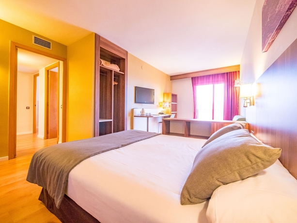 Imagen de la habitación del Hotel Golden Avenida Family Suites. Foto 11