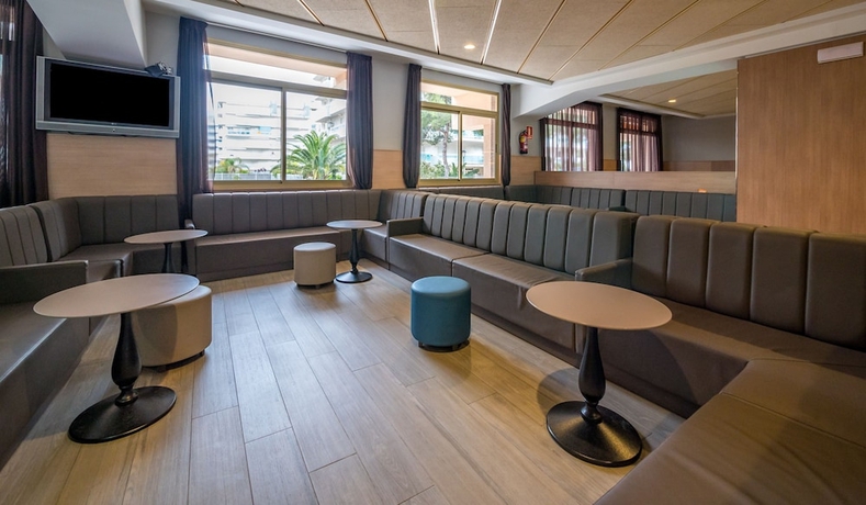 Imagen de los interiores del Hotel Golden Avenida Family Suites. Foto 17