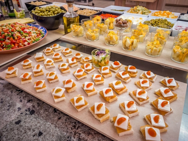 Imagen del bar/restaurante del Hotel Golden Avenida Family Suites. Foto 4