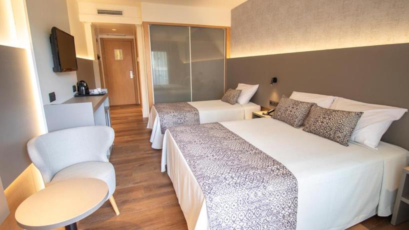 Imagen de la habitación del Hotel Golden Bahia de Tossa. Foto 5