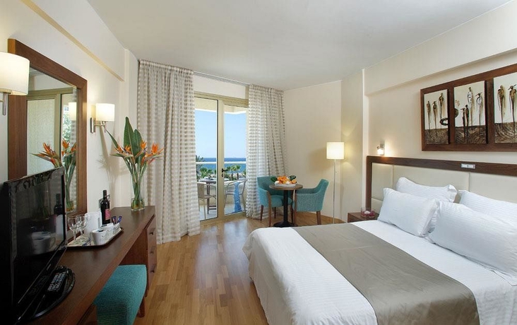 Imagen de la habitación del Hotel Golden Bay Beach. Foto 2