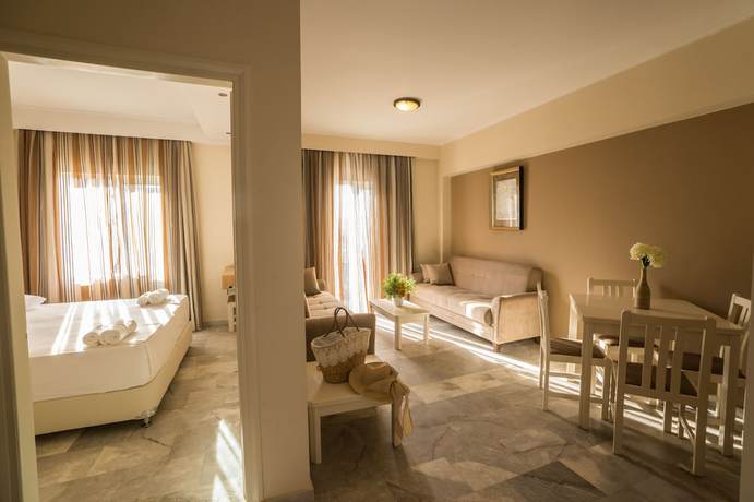 Imagen de la habitación del Hotel Golden Bay Suites. Foto 1