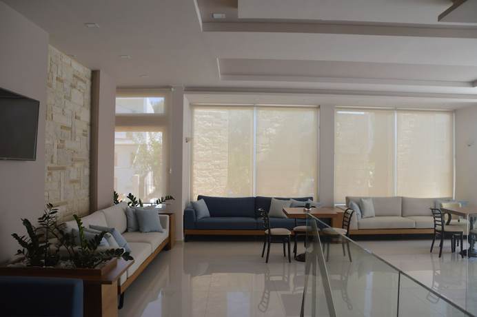 Imagen de los interiores del Hotel Golden Bay Suites. Foto 19