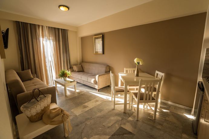 Imagen de la habitación del Hotel Golden Bay Suites. Foto 5