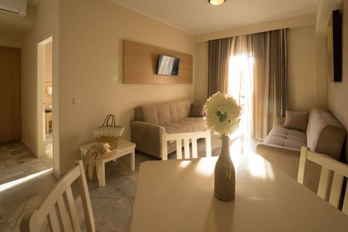 Imagen de la habitación del Hotel Golden Bay Suites. Foto 6