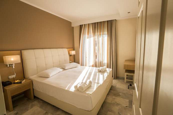 Imagen de la habitación del Hotel Golden Bay Suites. Foto 7