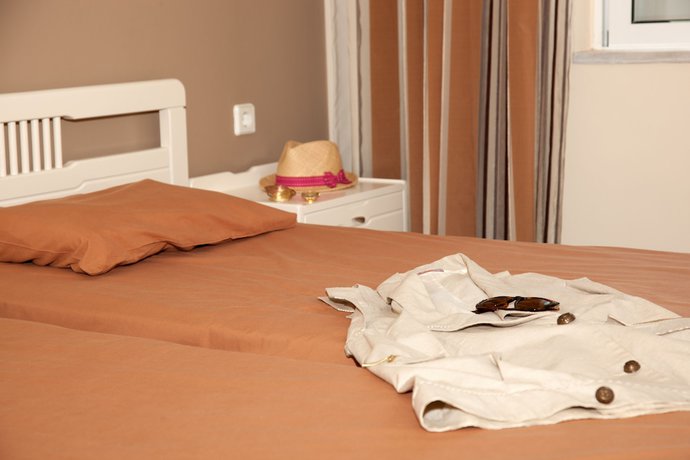 Imagen de la habitación del Hotel Golden Bay Suites. Foto 8