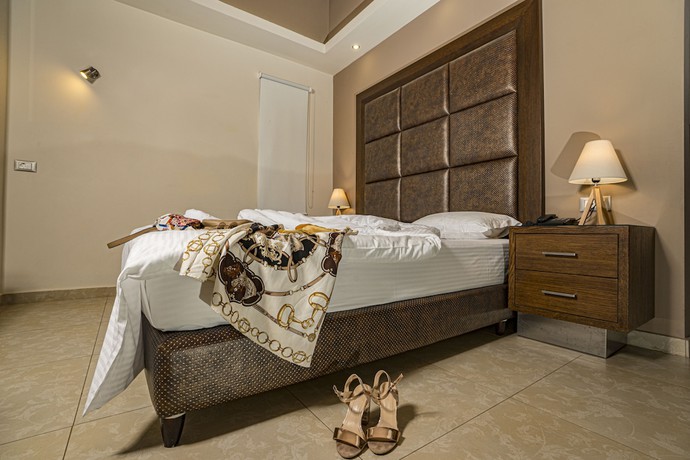 Imagen de la habitación del Hotel Golden Bay Suites. Foto 9