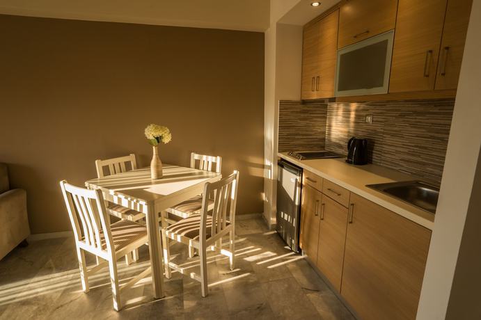 Imagen de la habitación del Hotel Golden Bay Suites. Foto 10