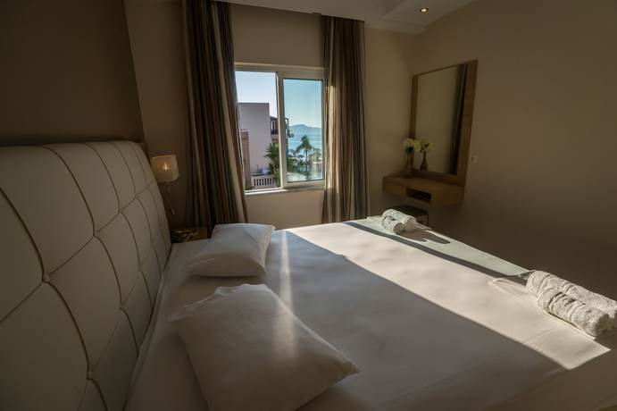 Imagen de la habitación del Hotel Golden Bay Suites. Foto 11