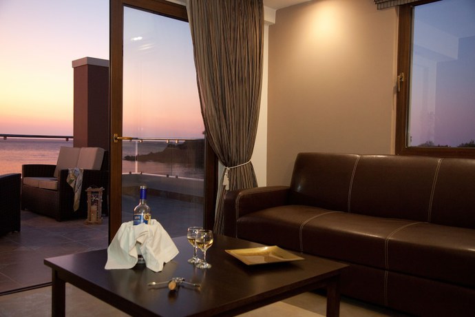 Imagen de la habitación del Hotel Golden Bay Suites. Foto 12