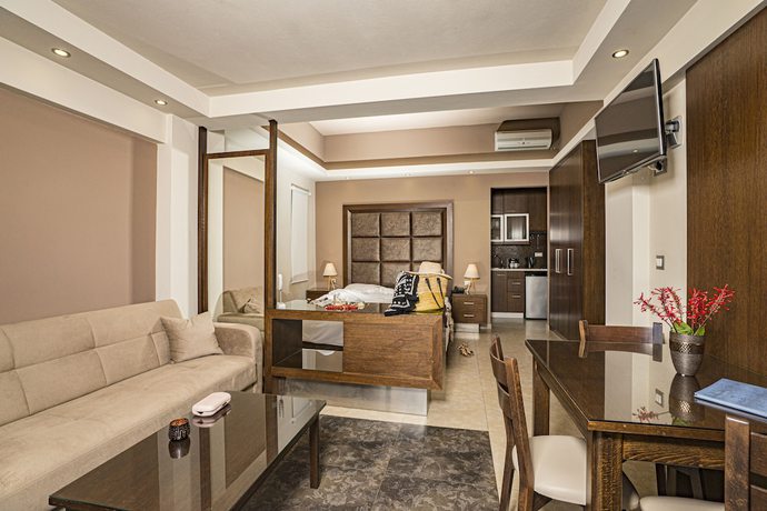 Imagen de la habitación del Hotel Golden Bay Suites. Foto 13