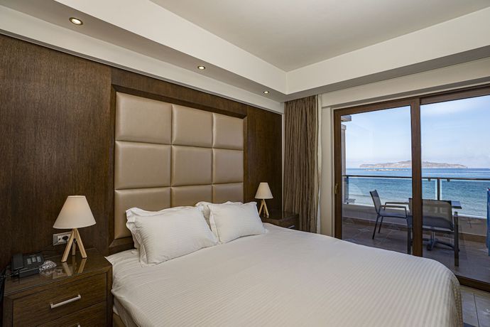 Imagen de la habitación del Hotel Golden Bay Suites. Foto 14