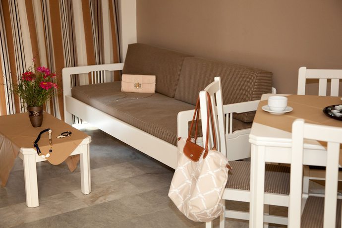 Imagen de la habitación del Hotel Golden Bay Suites. Foto 16