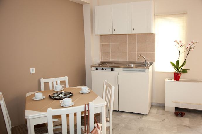 Imagen de la habitación del Hotel Golden Bay Suites. Foto 17