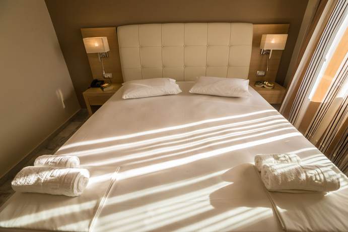 Imagen de la habitación del Hotel Golden Bay Suites. Foto 18