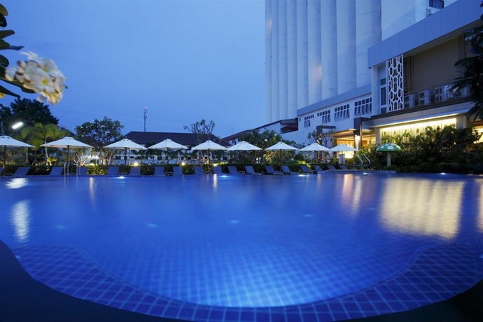 Imagen de la piscina del Hotel Golden Beach Cha-am. Foto 16