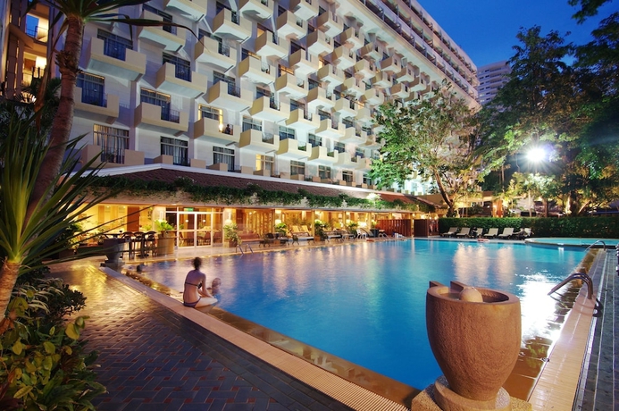 Imagen de la piscina del Hotel Golden Beach Pattaya. Foto 19