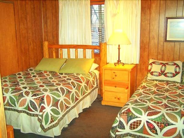 Imagen de la habitación del Hotel Golden Bear Cottages. Foto 11